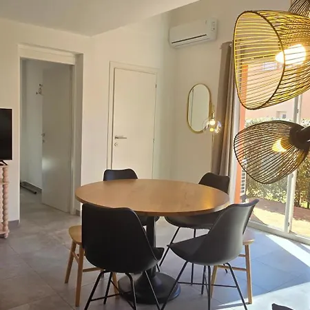 A Casa Di Sole In Saint Cyprien Lecci